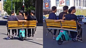 街头惊现四座共享电动车？4男子坐长椅上骑行，民警：你们是怎么保持平衡的呢？_腾讯新闻