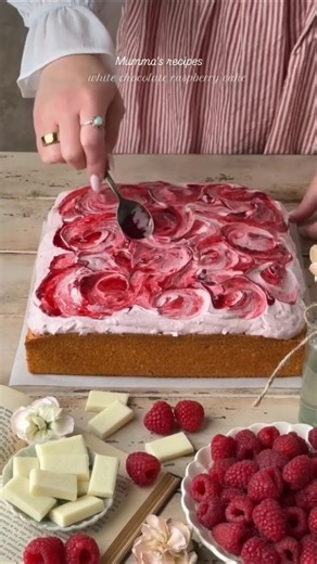 White Chocolate Raspberry Cake comment for recipe ✨ #raspberrycake #cake #baking #viral #viralshort