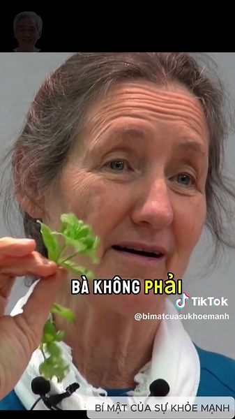 Nước Và Muối - Bí Mật GIÚP Sức Khỏe Từ Barbara O’Neill-Tập 1 Nói về tầm quan trọng của việc uống đủ nước kết hợp đúng loại muối tự nhiên để tế bào hoạt động tốt hơn, đồng thời cảnh báo về muối tinh chế và uống nước sai cách. Bà đưa ra những lời khuyên thực hành như uống nước giữa bữa ăn, dùng muối biển không tinh chế trước ly nước, và chú ý tới khoáng chất như natri, kali, magie. 💬 Vì sao bạn nên xem video “Water and Salt – Barbara O’Neill”? Video này giúp bạn hiểu sâu về vai trò cốt lõi của nư