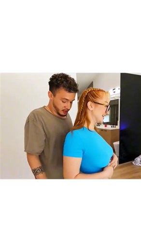 Roshan Kumar on Instagram: "Check B!0 4 Video 🥶 日本利用压电瓷砖将脚步转化为电能。这些瓷砖捕 捉来自你脚步的动能。当你行走时，你的重量和动作会对瓷砖 产生压力。瓷砖会轻微弯曲，从而产生机械应力。瓷砖内部的 压电材料将这种应力转化为电能。每一步都会产生少量电荷， 而数百万步结合在一起就能产生足够的电力来驱动 LED 灯、数字显示屏和传感器。在像涩谷车站这样繁忙的地 方，每天大约有240万个脚步为这一系统作出贡献。这些电能 可以被储存或立即使用，从而减少对传统电力来源的依赖，并 支持可持续的城市基础设施。这种方法将日常运动转化为实用 的可再生能源 #日本#知识#事实 #"