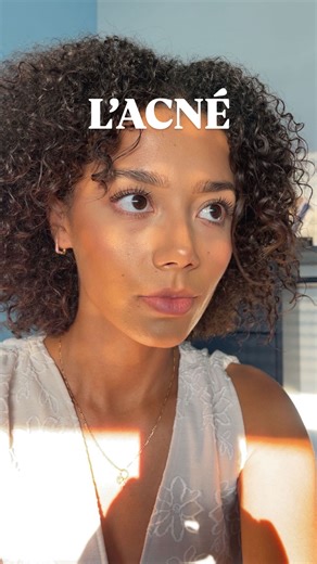 Maëva on Instagram: "Bien trop souvent, médecins, dermatos et gynéco prescrivent directement un contraceptif pour traiter l’acné sans vraiment identifier ce qui déclenche ces boutons. Oui, l’acné peut trouver sa source dans un déséquilibre hormonal, mais elle est rarement monopolisée par ce facteur. Des études sérieuses pointent aussi du doigt d’autres coupables invisibles comme l’alimentation et le stress. Par exemple, une méta-analyse récente montre que les régimes à indice glycémique élevé, c