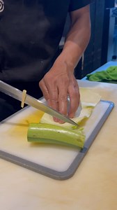 ทำดอกไม้ จากบวบ 🌸 Make flowers from gourd 🌸 #chef #flowers #skills Wudthichai sushi chef | Wudthichai sushi chef