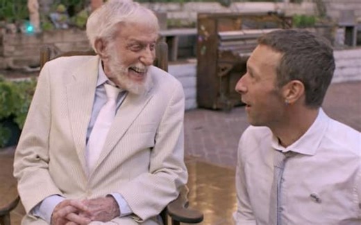 Coldplay, Dick Van Dyke spazzacamino di Mary Poppins è la star del nuovo video della band