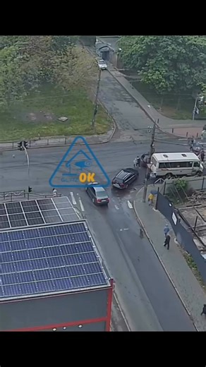 Аварійна ситуація на дорозі на вулиці Бандери. Хто винен? | Новини Хмельницького на vsim.ua