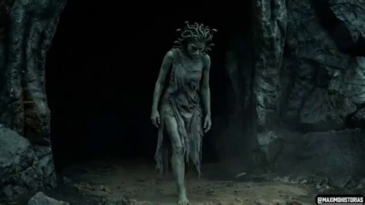 La historia de Medusa es mucho más oscura de lo que suele contarse.En una de las versiones del mito, ella era una joven que servía en el templo de Atenea, hasta que Poseidón la violó dentro del santuario. En lugar de castigar al agresor, la diosa la transforma en un monstruo: serpientes por cabello y una mirada que convierte en piedra.No fue un “don”… fue una condena.Por eso mucha gente interpreta este mito como un símbolo de injusticia y victimización, donde la persona dañada termina cargando c
