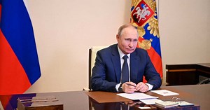 Vladimir Poutine : le jour où il a chanté devant Alain Delon et Vincent Cassel