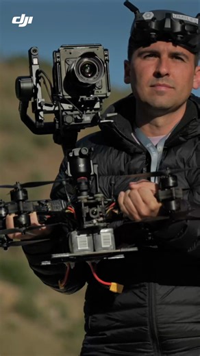 Manos arriba. Objetivo fijado. ¡A rodar! 🛹🔥 Con el Módulo de Seguimiento Inteligente mejorado, el #DJIRS5 te mantiene en cuadro y deja tus tomas estables, incluso en tu línea más loca. Drone: IG/ivan.merino5 Cam OP: IG/provideotec Skater: IG/yago_garcia8 #DJI #DJIRonin #EstabilizadorParaCamera #estabilizador #Videografia #skate #skateboard | DJI