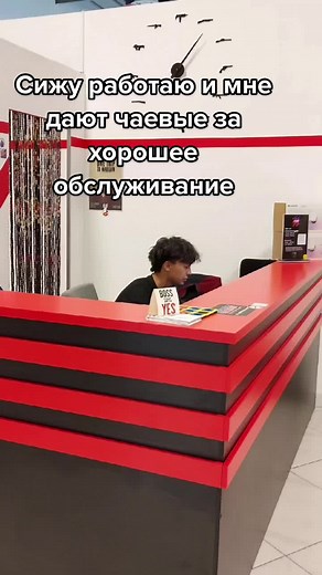 Candid Moments at the Reception Desk