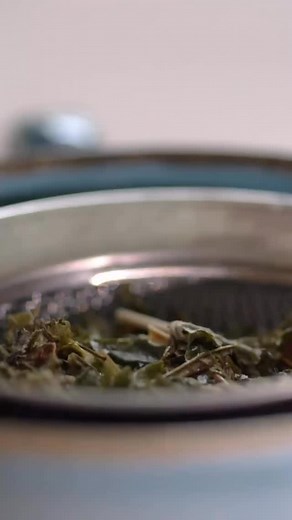 Breathe easy this cold season 🌿🍋 Our Cold Congestion Relief Tea blend helps open airways and soothe sinuses naturally — perfect for cozy nights in. Ingredients: 🌿 1 tsp peppermint 🌿 1 tsp thyme 🌿 1 tsp mullein leaf 🌿 ½ tsp licorice root 🍋 Fresh squeeze of lemon Steep covered for 10 minutes to keep all those healing essential oils in — sip slowly and feel the relief. #AmaranthFoods #HerbalTea #ColdRelief #NaturalWellness #WinterWellness #HerbalRemedies #DrinkToYourHealth #SupportLocal #YYC