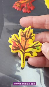 25K views · 296 reactions | Use royal icing to make small edible fall leaves. Royal Icing Recipe: https://www.hanielas.com/small-batch-royal-icing/ #royalicing | Haniela's | Facebook