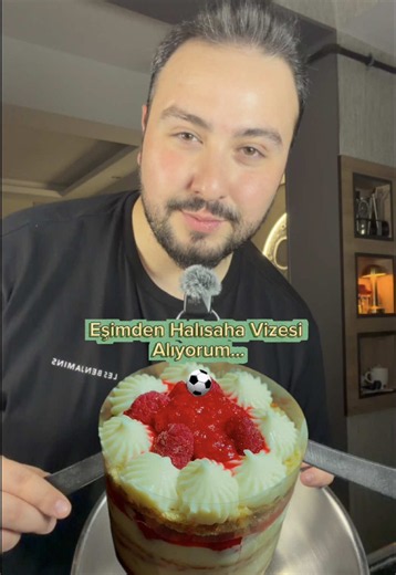 Frambuazlı pasta her sorunu çözer diyelim Yakışıklı Kek İçin 3 adet yumurta 1 su bardağından 1 parmak eksik toz şeker (120 g) 1 paket vanilya 1 su bardağı un (110 g) 1 paket kabartma tozu Krema İçin 500 ml süt 4 yemek kaşığı toz şeker (65 g) 2,5 yemek kaşığı un (50 g) 1 yemek kaşığı nişasta (15 g) 1 paket vanilya 1 yemek kaşığı tereyağı Kekin Hazırlanışı 1.Yumurta ve toz şekeri derin bir kapta beyazlayıp kabarana kadar mikserle çırpın. 2.Vanilyayı ekleyip kısa süre karıştırın. 3.Un ve kabartma t