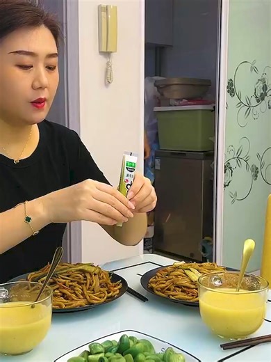 Funny Husband & Wife Eating Show - So Yummy Ep 296