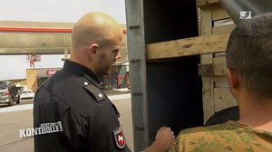 3.9M views · 11K reactions | Fabian und Daniel von der Verfügungseinheit der Polizei Rotenburg kontrollieren auf der A1. Sie kontrollieren einen Transporter, der seine Ladung kaum gesichert hat. Außerdem haben einen Verdacht: Ist der Transport zusätzlich zu schwer?  "Achtung Kontrolle!", MO-FR um 18:55 Uhr bei Kabel Eins #watch #AchtungKontrolle | Kabel Eins | Facebook
