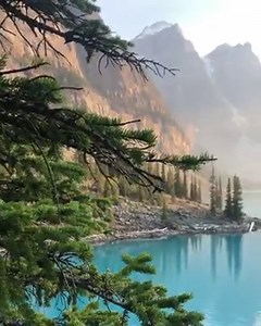 In viaggio nelle limpide acque del lago Moraine, tra le montagne rocciose del Canada 🌿 ☘️ | Easyviaggio