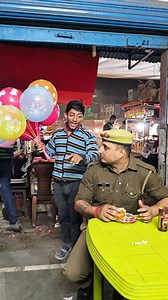 सुबह से शाम तक गुब्बारे बेचता मासूम बच्चा, ₹110 कमाकर घर चलाता लेकिन भूखा-प्यासा घूमता रहता। दिल पिघला गया देखकर—सारे गुब्बारे खरीद लिए, भरपेट खाना खिलाया! छोटी मदद ने उसकी आँखों में चमक लौटा दी। इंसानियत अभी जिंदा है, आप भी मदद करेंगे? शेयर करो जागरूकता फैलाओ! ❤️😭 #InsaniyatZinda #ViralReel #EmotionalStory #GareebiKaDard #HelpPoor #बच्चोंकीमदद #SocialAwareness #FBReelsIndia #ChildLabour #EndPoverty | Js Thakur