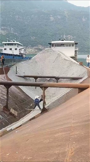 Barge unloading 3500 tons of white sand | USA Machines Channel