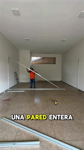 Cómo construir una pared divisoria de Drywall perfecta y sin errores. 🏗️ Te muestro el proceso paso a paso, desde el armado de la estructura de metal hasta la instalación de las placas y ventanas. Si vas a hacer una división en casa, anota estos dos secretos de profesional: siempre deja un centímetro de separación con el suelo para bloquear la humedad y nunca dejes las uniones de las placas justo en las esquinas de los marcos para evitar grietas futuras. Guarda este tutorial para tu próxima rem