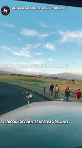 79K views · 1K reactions | Automovil colisiona un trailer y se marcha del lugar. Detrás del aeropuerto. #SomosACRnet ️ Video que llego a ustedes por el patrocinio : #AUTOCLIMA ❄️ Todo en Repuestos para A/C Automotriz ☎️ Central Tel: 2258-3334  Whatsapp: https://wa.me/50670633457 Auto Clima • Repuestos A/C Automotriz | Accidentes de Costa Rica.net | Facebook