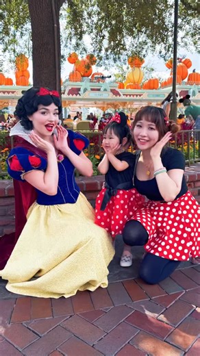 The Disney hug is true! The characters won’t let go of the child until the child lets go from the hug 🥹💕 What a magical experience 💕✨ #disneyland #disneyland_anaheim #disneyparks | Vivid Vision