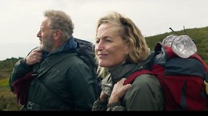 The Salt Path: il trailer del film con Jason Isaacs e Gillian Anderson, impegnati in un lungo cammino