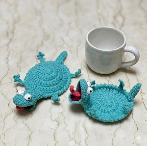 Funny Lizard Coaster – Cute Crochet Desk Buddy | Stress Relief Gift | Quirky Table Decor | Daily Use Coaster | Gift for Bestfriend - Etsy