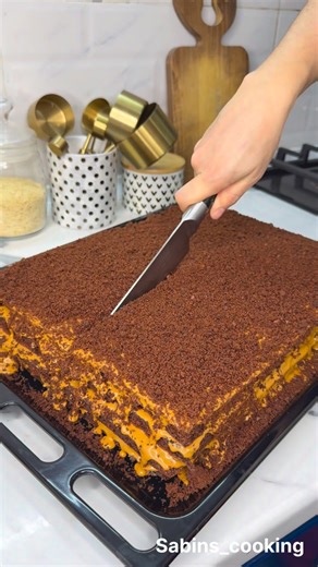 Простые и вкусные рецепты от Сабины🫶 on Instagram: "Choko medovik 🍯 Eng oson usulda Recept: Asal 300 gr Istemol sodasi 10 gr Saryogʻ 250 gr Tuxum 10 ta Shakar 600 gr Un 500 gr Razrexitel 10 gr Kakao 100 gr Kremi ucun: Quyultirilgan sut 500 gr Iriska 500 gr Saryogʻ 200 gr Sizlar ucun mehr bilan azizlarim🫰🏻"