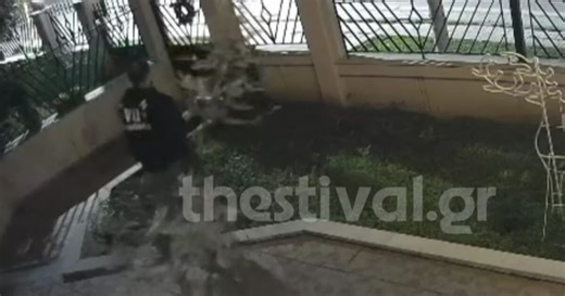 Θεσσαλονίκη: Γκαφατζής κλέφτης αρπάζει χριστουγεννιάτικα στολίδια από αυλές σπιτιών