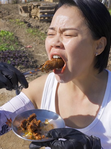 매운 소고기와 고추 마늘 먹방 영상