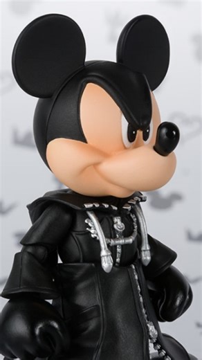 mickey_mouse.🕸️ Reels on Instagram: "Follow for more👑 . . . . . . 2026년에 개봉 예정인 영화 Border 2는 전쟁이라는 거대한 배경 속에서 다시 한 번 나라, 동료, 그리고 남겨진 사람들에 대한 감정을 정면으로 마주하게 만드는 작품으로 보입니다. 총성과 폭발보다 먼저 다가오는 건, 전선에 서기 전 병사들의 침묵과 눈빛, 그리고 돌아올 수 있을지 모른다는 불안입니다. 화려함보다는 책임과 희생에 초점을 맞춘 이 영화는, 전쟁을 ‘이야기’가 아닌 ‘감정’으로 기억하게 만들 가능성이 큽니다. 이 영화에서 가장 오래 남을 장면들은 아마도 전투 한가운데가 아니라, 출발 전의 짧은 대화나 끝내 말로 다 하지 못한 마음들일 겁니다. 서로를 격려하면서도 이미 각자의 각오를 품고 있는 순간들, 그 조용한 무게가 관객의 가슴을 천천히 누를 것 같습니다. Border 2가 전작처럼 성공한다면, 그 이유는 단순한 애국심이나 스케일 때문은 아닐 겁