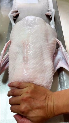 Das Geheimnis knuspriger Gänsehaut: Luftaufblasen vor dem Braten 🍗