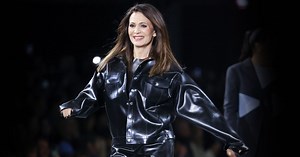 Mit 72 rockt sie den Pariser Laufsteg im Leder-Look