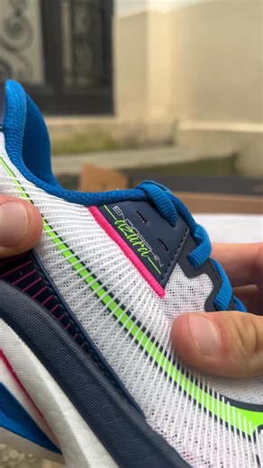 ALLTRICKS on Instagram: "Unboxing : Saucony Endorphin Azura 👀 Quand l’esthétique de 1988 rencontre la technologie de 2026. La nouvelle silhouette de chez @saucony_eu fusionne l’ADN de l’Azura originale avec le dynamisme de la mousse PWRRUN PB. 🙌🏼 Un modèle fluide et sans plaque, conçu pour les séances où il faut mettre un peu de rythme. Disponible dès maintenant sur Alltricks. 🔗"