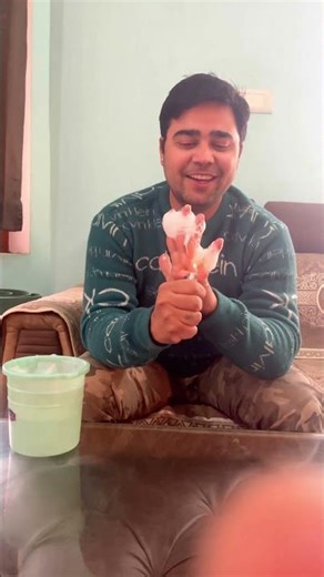 जादूगर का कमाल: हाथ में भड़कती आग का रहस्य #shorts #youtubeshorts #experimnent