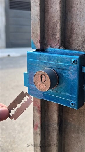 Using a Blade to Remove a Jammed Key | 5-Minute Crafts Family