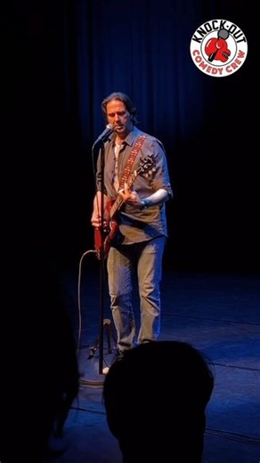 Knock Out Comedy on Instagram: "Ken jij iemand met ‘n halal woning? De vakanties zijn voorbij en de theaters gaan weer open. 🎤 Dat betekent dat ook de comedians van Knock Out Comedy Crew het land weer in gaan. @roelcverburg is regelmatig te zien bij de shows van de crew, maar hij heefr daarnaast ook nog zijn eigen theatertour. Vanaf komende zaterdag speelt Roel ‘Magisch realisme’ door het hele land! 🎸 #roelcverburg #humor #comedy #knockoutcomedycrew #standupcomedy #vjp #voorjou #halal #woning 