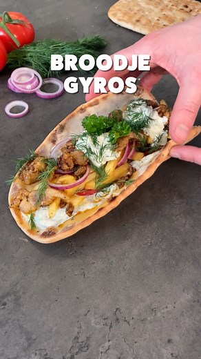 SterkInDeKeuken.nl on Instagram: "1x maken = gegarandeerd vaker eten! 😍 Reageer 'gyros' en we sturen je direct het recept. Dit Broodje Gyros is oprecht één van de lekkerste recepten op onze website. Als je dit één keer hebt gemaakt, dan wil je dit veel vaker eten✨ #broodje #gyros #koken #bakken #eten #kruidenmixen #recept #recepten https://sterkindekeuken.nl/broodje-gyros/"
