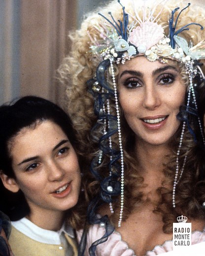 26K views · 466 reactions | Winona Ryder nasce in Minnesota il 29 ottobre 1971. Attrice magnetica e inquieta, ha attraversato il cinema con una carriera fatta di successi, pause e ritorni sorprendenti. Nel 1990 interpreta Charlotte Flax nella commedia familiare “Sirene” di Richard Benjamin, accanto a Cher: un film ironico e delicato che racconta il coraggio di crescere e di trovare il proprio posto nel mondo. Buon compleanno, Winona Ryder. | Radio Monte Carlo | Facebook