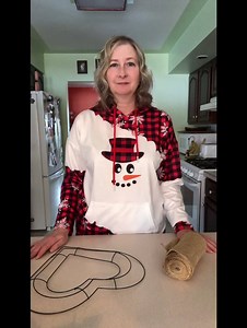 5.4K views · 268 reactions | Easiest burlap Valentines wreath hands down! Your not going to want to miss this video.❤️ #Dollartree #Valentines #DIY #Hobbylobby | Gnome & Backyard | Facebook