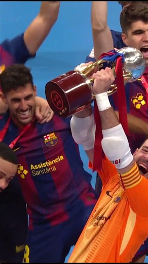 ¡Al cielo con ella, ‪@FCBarcelona‬! #Campeones #Futsal #Fútbol #FútbolSala