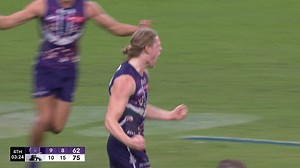 Hayden Young keeps the game alive 👀 | AFL