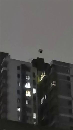 🚨 Footage circulating from China shows a small object appearing inside a transparent orb, a detail that’s now drawing comparisons to prior U.S. military encounters.What stands out is the structure, not just a light or drone, but something contained within a clear spherical boundary.This mirrors testimony from former Navy pilot Ryan Graves, who described a “dark gray cube inside a clear sphere” seen during training missions off the U.S. East Coast. Those encounters date back to around 2014–2015,
