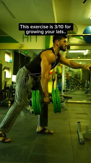 Explanation… ⬇️ Lower your back, this increases the tension on your lats… ✅ Make your head in line with your back to prevent injury… ✅ Use a thumbless grip if you want to engage your lats more and your biceps less ✅ #fitness #exercise #backworkout #fitnessmotivation | Gym Hub