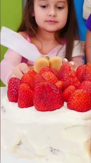 🎂🎂 Mini Mutfak - Kedi dillerinden çilekli pasta - Kızlar için yemek yapma oyunu! #cocuklaricin