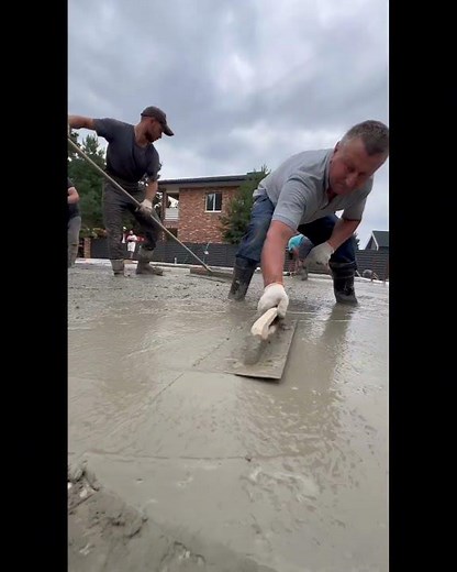 - 🏗️ Pouring a Monolithic Slab: Secrets to a Flawless Foundation! 🌟#construction#workers #moments