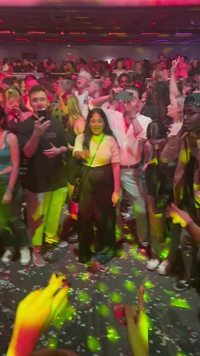 Hundreds of people in one place doing the Bejewled dance, iconic x @taylorswift @mikaelarellano @mikael.arellano #swiftogeddonlondon #swiftogeddon #taylorswift