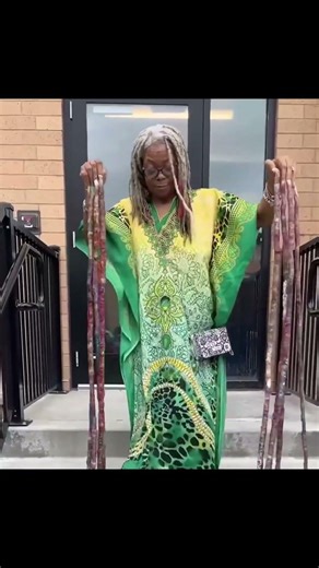 World’s Longest Fingernails 😱