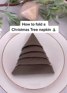 How to fold a Christmas Tree napkin 🎄