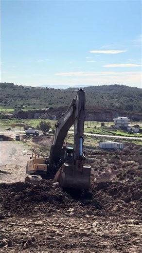 Massive Excavator Tames a Steep Hill
