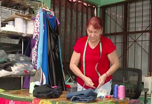 El truco para ajustar el ruedo de sus pantalones sin perder la costura original | Teletica