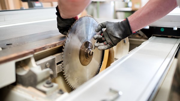 Mastering the Process of Sawing Glugu Wood into Cage Blocks